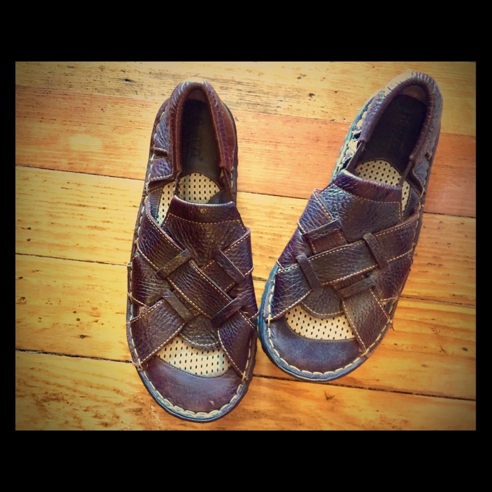 LIKE NEW! Women’s Born leather slip on sandals!